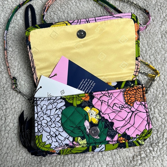 NWT Vera Bradley All-in-One Crosbody/Wristlet and Purse - Picture 4 of 12